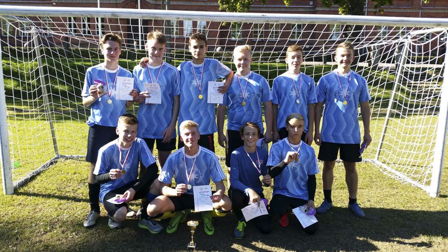 Noormeeste jalgpalliturniiri võitis Kesklinna kooli esindus.