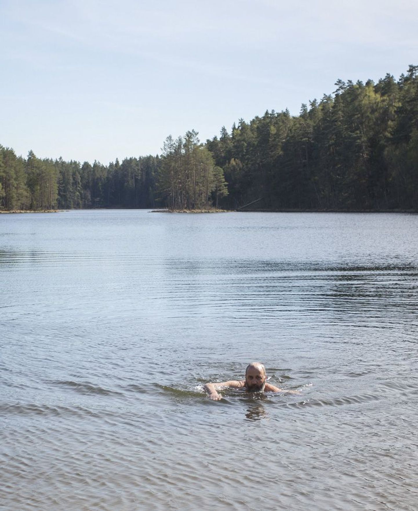 Kadrinast pärit Elmar käis Viitna järves proovimas, kas juba kannatab ujuda. Kannatab küll, leidis ta.