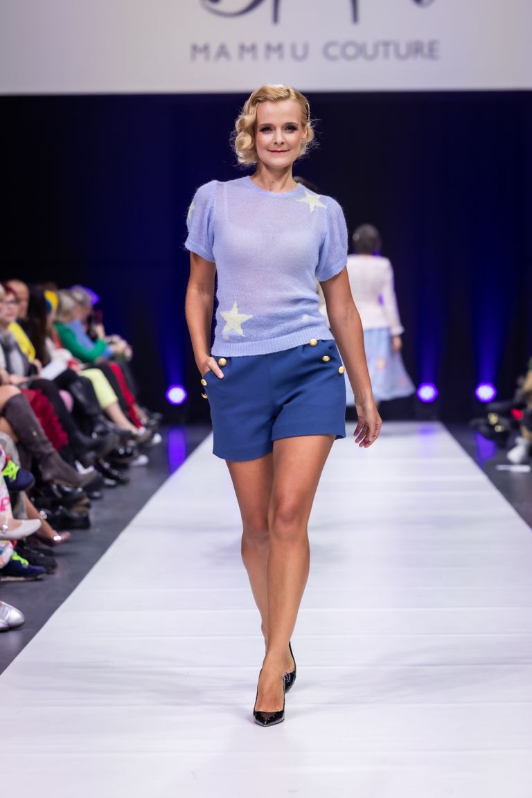 Mammu Couture suudab naiselikke hõrgutisi luua mistahes rõivaste kujul. 50ndate stiilis kampsik ja lühikesed püksid – aga palun! Modellina särav tippteadlane Ilona Faustova märkis pärast etendust õnnelikult: «Nii kaunis! Oskasin õige show valida, milles kaasa teha!»