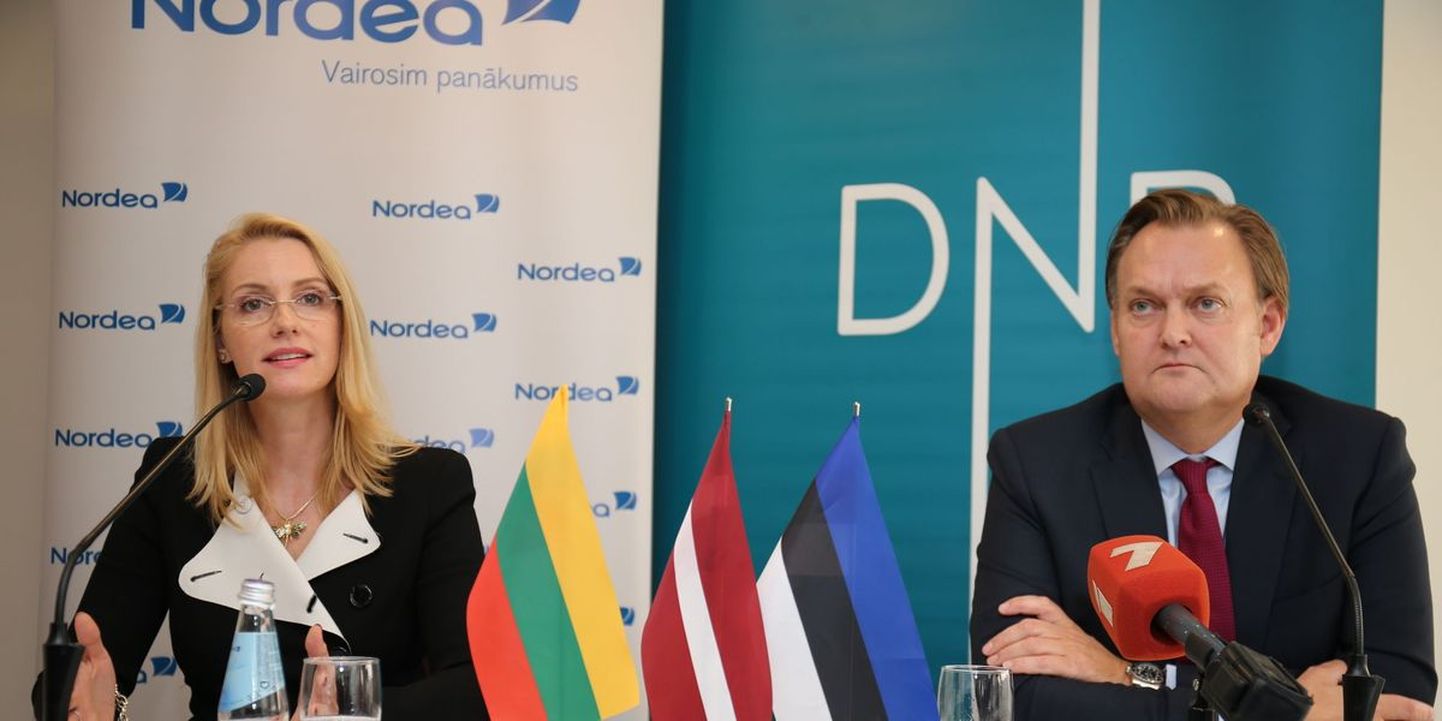 Inga Skisaker, Nordea panganduse juht ja DNB esindaja Mats Wermelin Riias toimunud pressikonverentsil.