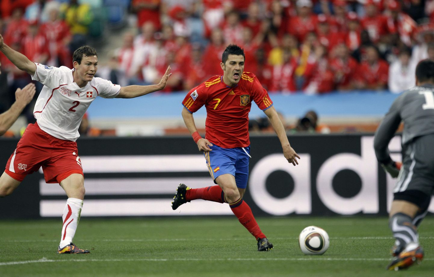 С мячом один из сильнейших игроков сборной Испании Дэвид Вилья.