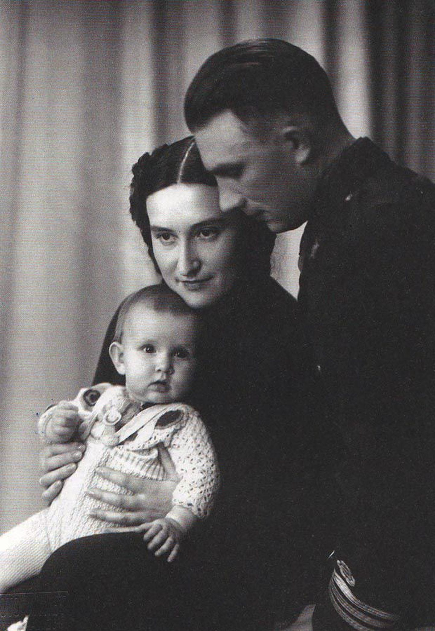 Elu on veel turvaline. Leida Kibuvits 1938. aastal abikaasa August Kibuvitsa ja pisitütre Kaiga.