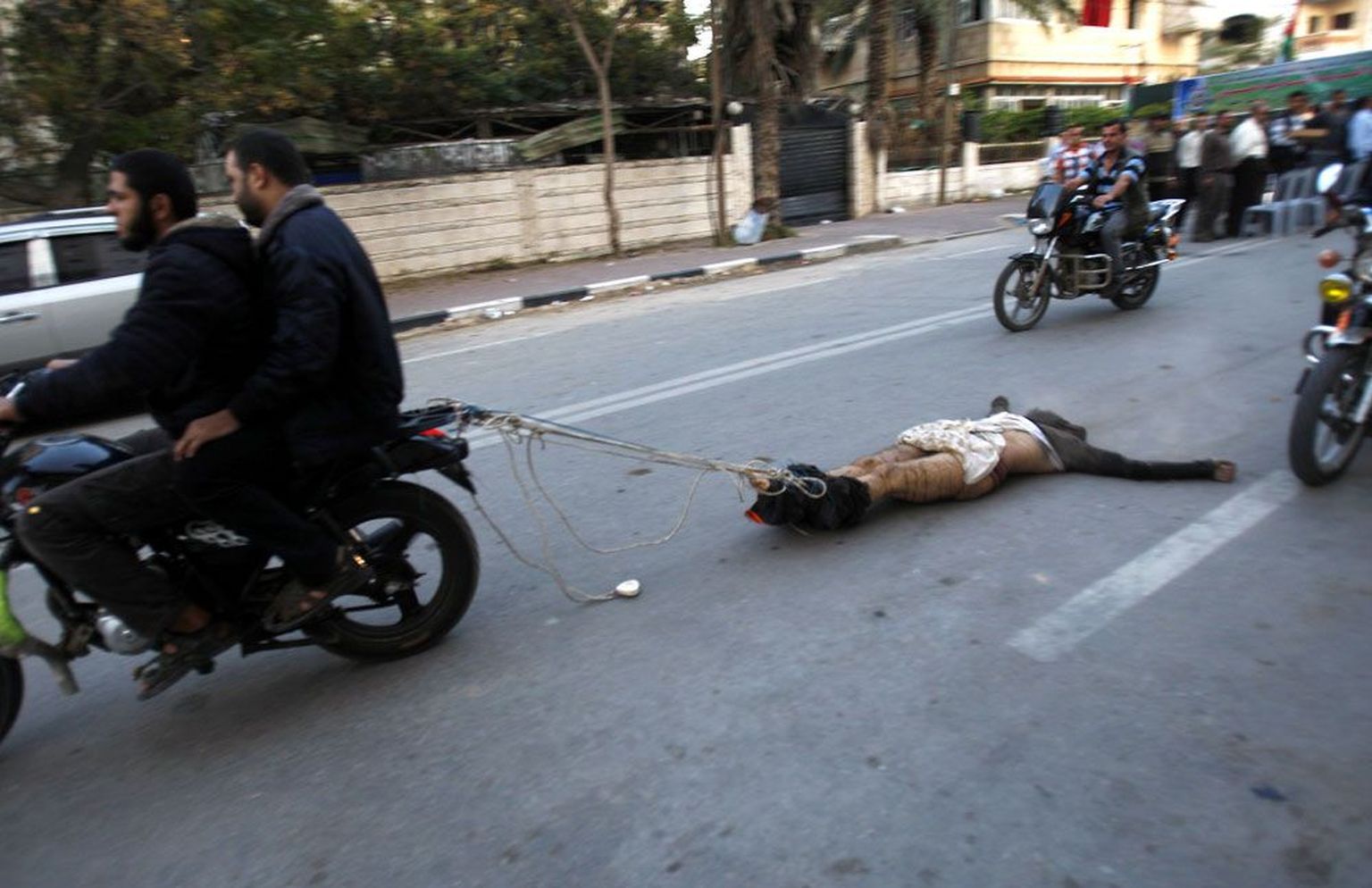 Tunnistajate kinnitusel hukkas Hamasi relvastatud tiib 20. novembril, konflikti kuuendal päeval, Gaza linnas kuus väidetavat Iisraeli kollaboranti.