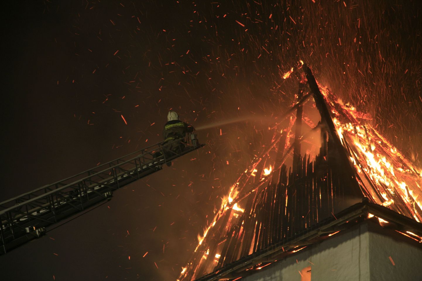 В Псковском кремле сгорели две башни