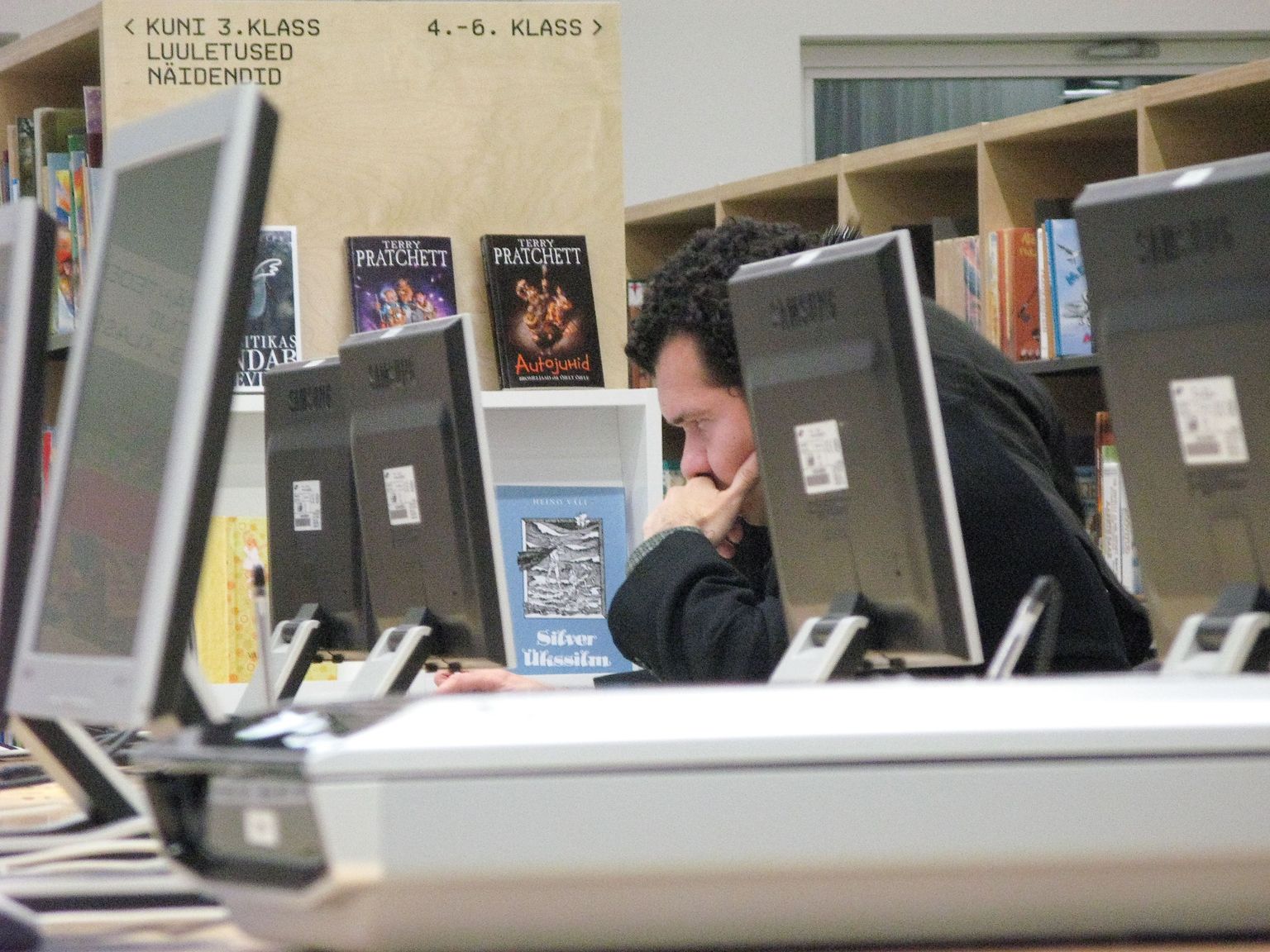 Liputaja süveneb raamatukogus näiliselt internetti, tegelikult aga piidleb alaealisi tüdrukuid ja püüab nendega tutvust sobitada. Pärast seda, kui talle keelati sisenemine keskraamatukogu võõrkeelse kirjanduse osakonda, käib ta sageli raamatukogu Nurmenuku filiaalis.