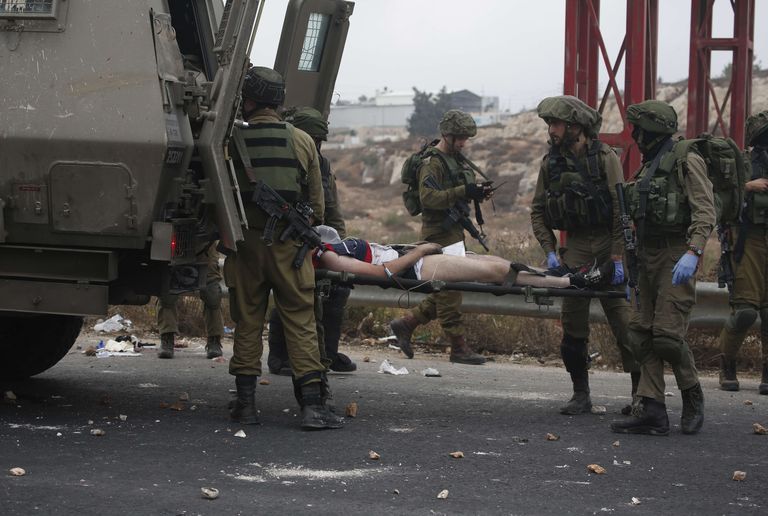 Iisraeli sõdurid viga saanud palestiinlasega Läänekaldal Ramallah’s.
 