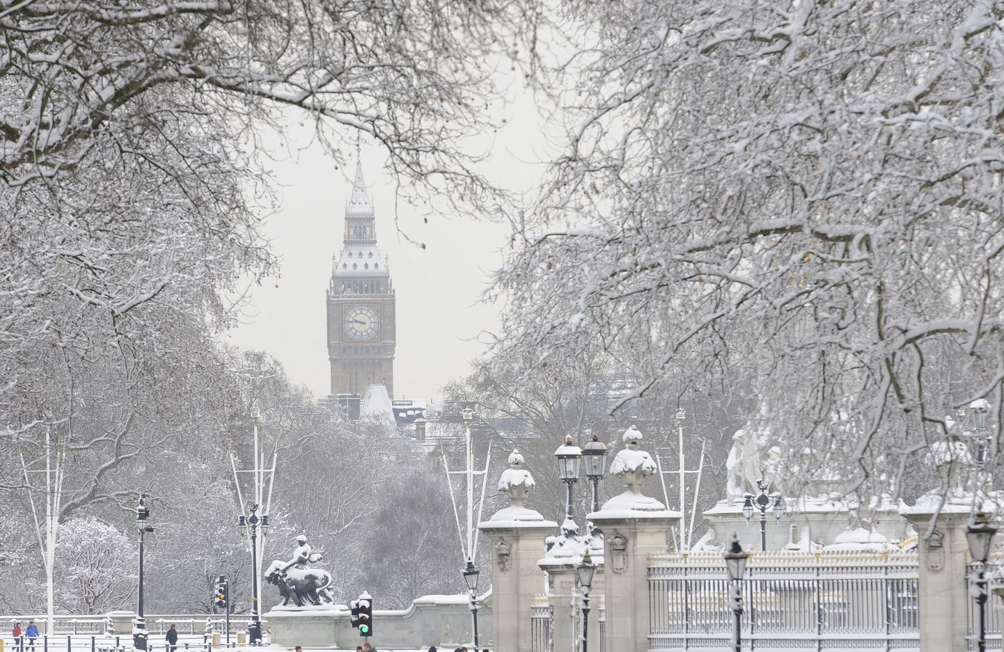 Lumine London eile. Tagaplaanil paistab parlamendihoone.