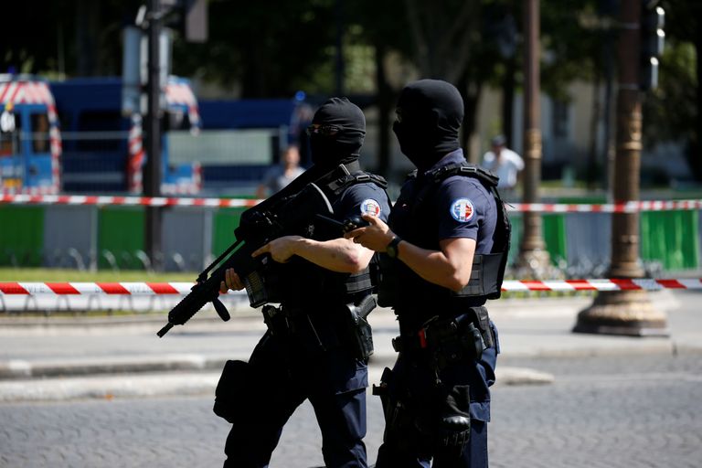 Pärast vahejuhtumit turvavad peatänaval relvastatud ja maskidega politseinikud. FOTO: GONZALO FUENTES/REUTERS/Scanpix