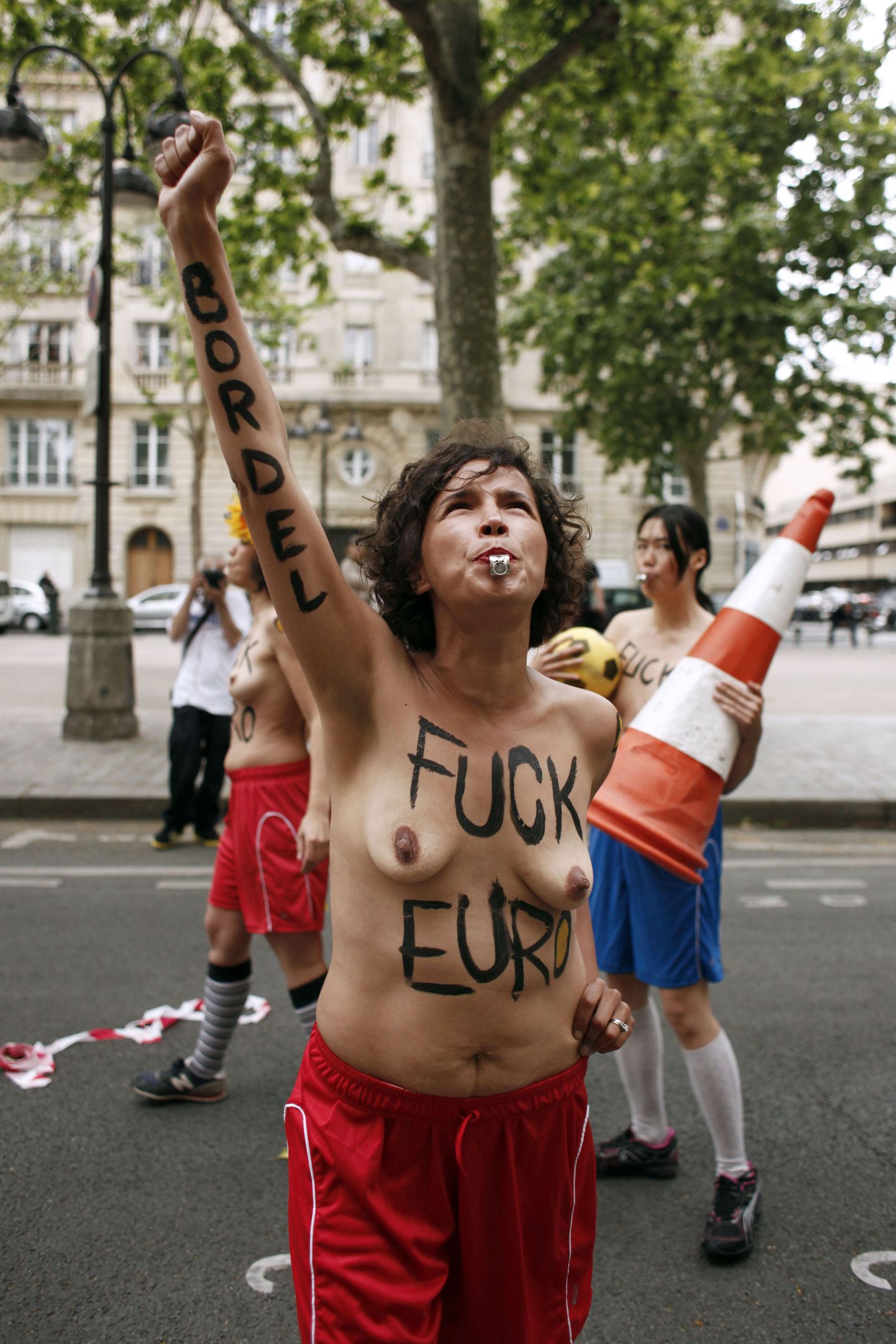 Активистки Femen выступают против Евро-2012.