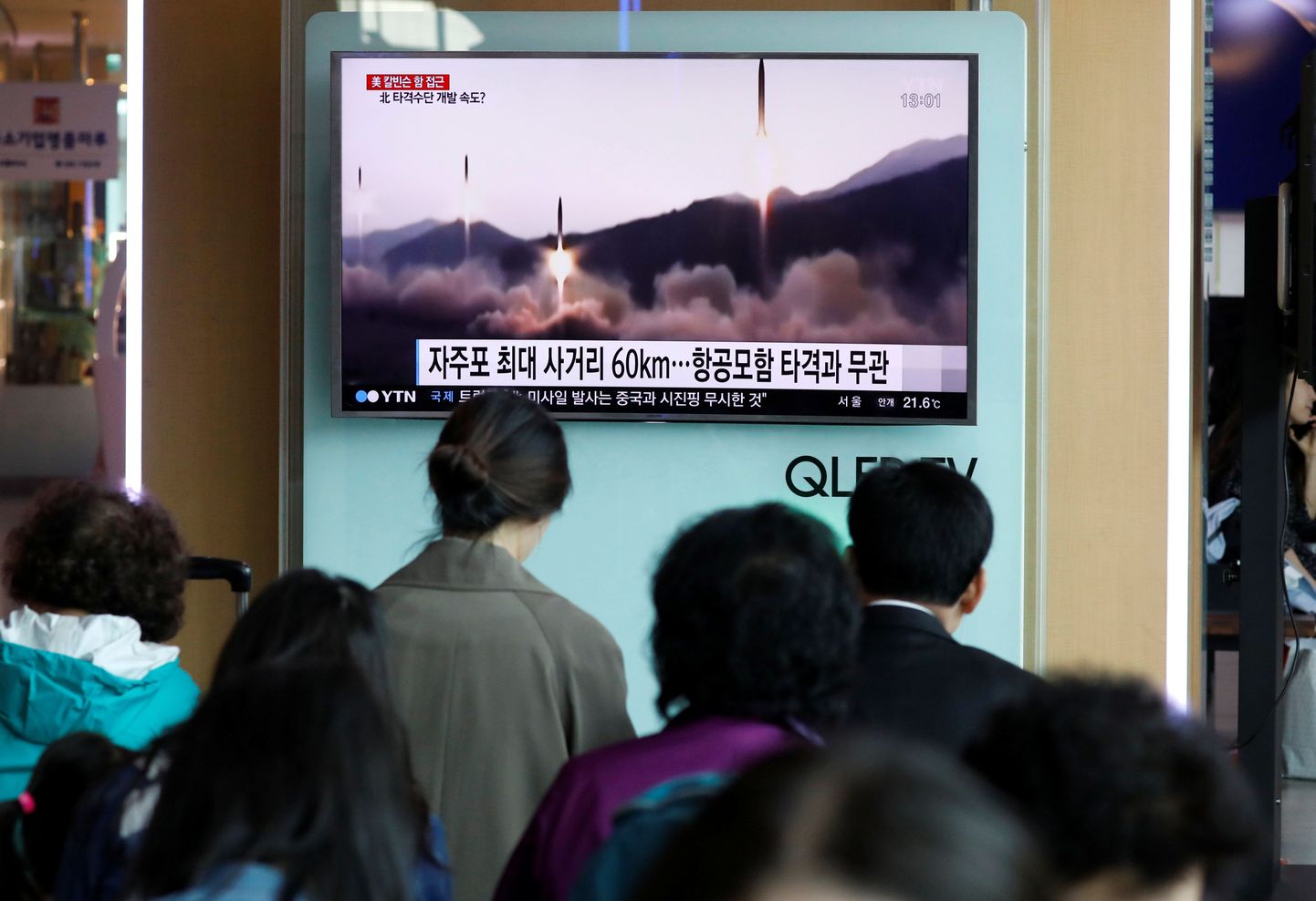 Lõunakorealased üleeile pealinnas Soulis vaatamas raudteejaamas uudist põhjanaabri raketikatsetusest.