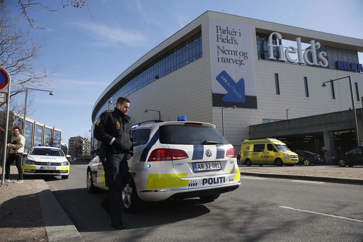 Politseinik Amageri ostukeskuse juures Kopenhaagenis.