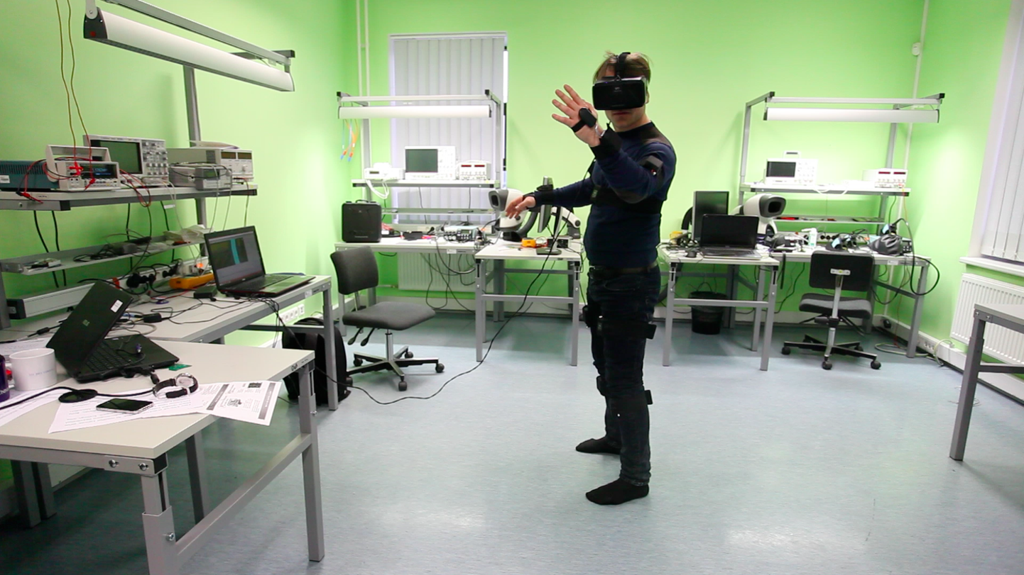 Peeter Nieler testib 2015 juulis keha liikumist tuvastava sensorsüsteemi esialgset prototüüpi.