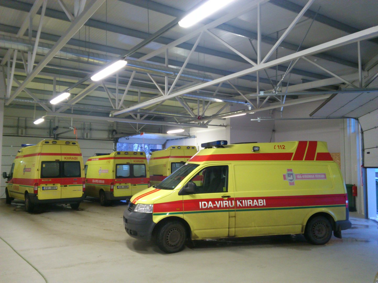 Автомобили скорой помощи, принадлежащие фирме IDA-VIRU KIIRABI, обслуживают регион до конца года.
