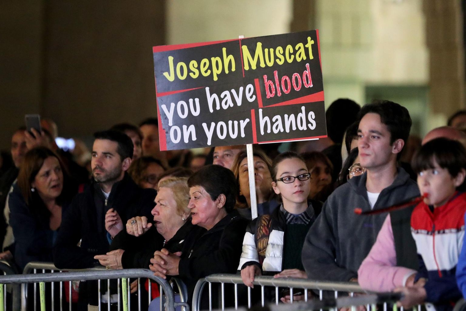 Valitsusvastased meeleavaldajad üleeile Malta parlamendi ees plakatiga, millel kirjas: «Joseph Muscat, sinu kätel on veri.» Peaministri kabinetiülem ja kaks ministrit on seoses ajakirjanik Daphne Caruana Galizia mõrva uurimisega ametist taandunud, kuid valitsusjuht Muscat tagasi astuda ei kavatse.