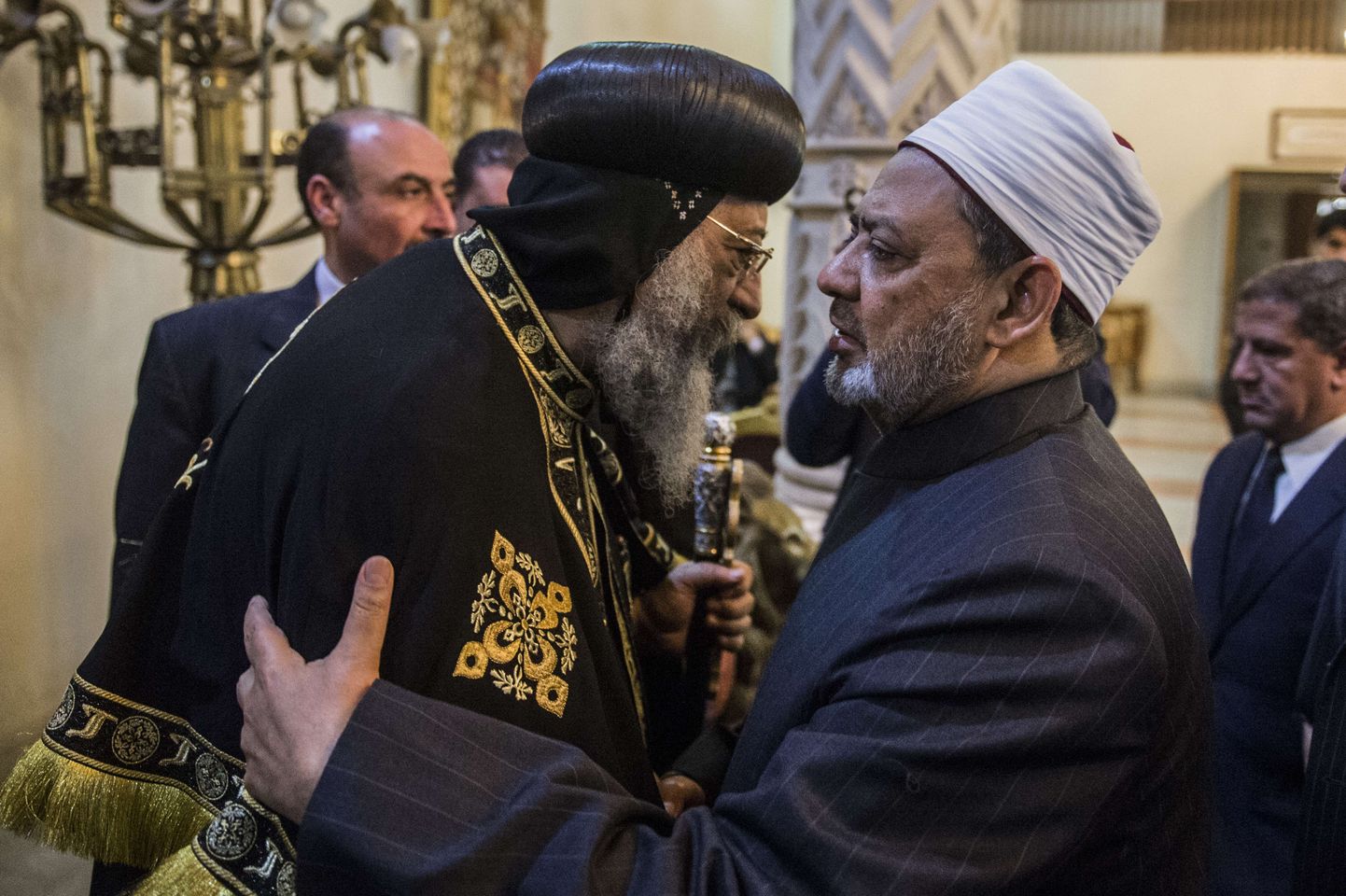 Al-Azhari peaimaam (paremal) kohtus kristlaste jõhkra tapmise järel Egiptuse kopti kiriku paavsti Tawadros II-ga.
