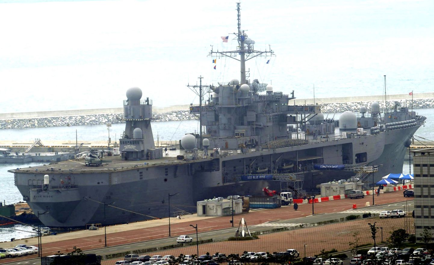 Американское военное судно USS Blue Ridge LCC19 готовится к совместным учениям.