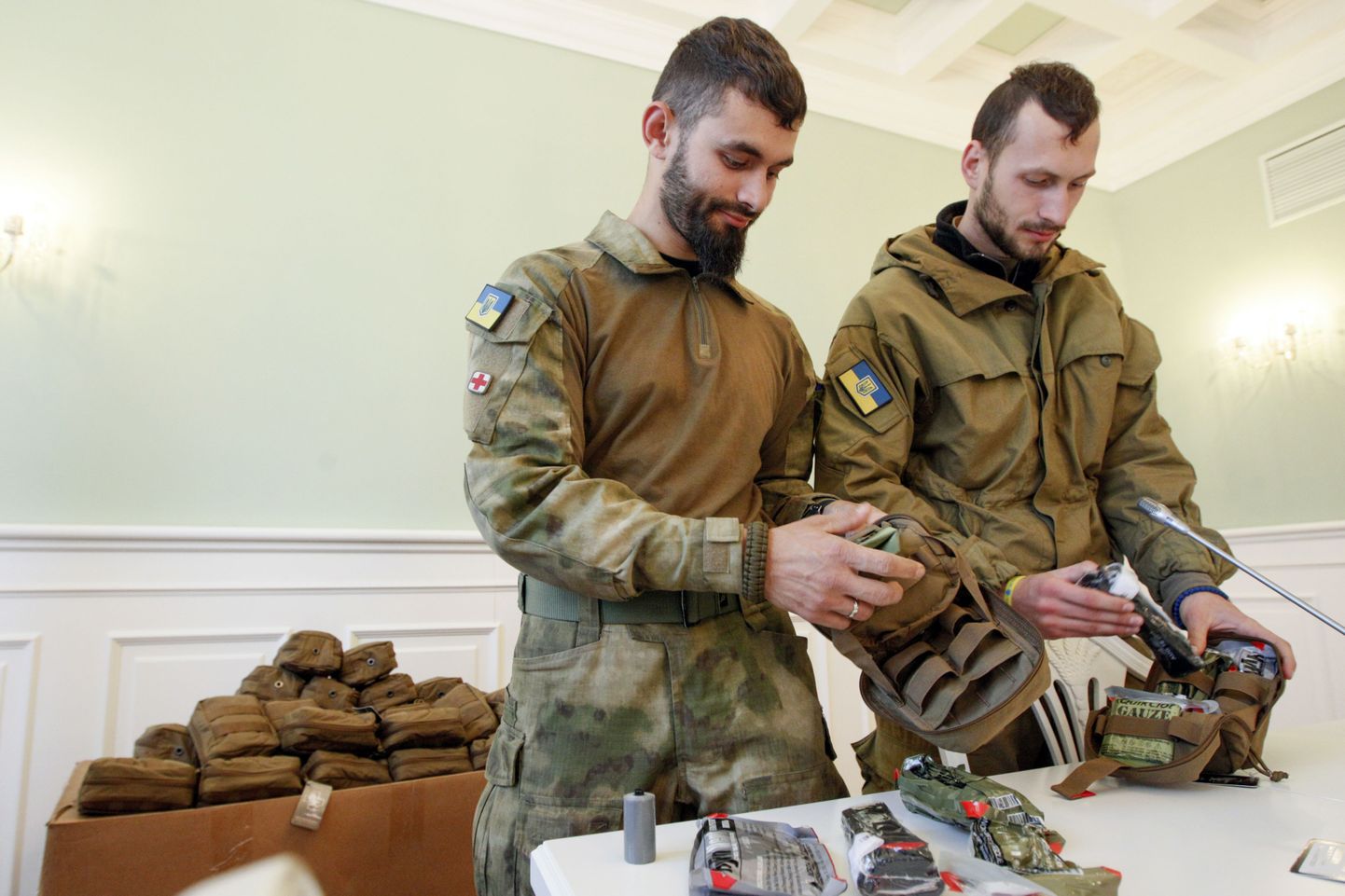 Vabatahtlikud meditsiinitöötajad pakivad lahti NATO standarditele vastavaid abipakke. Foto on illustratiivne.