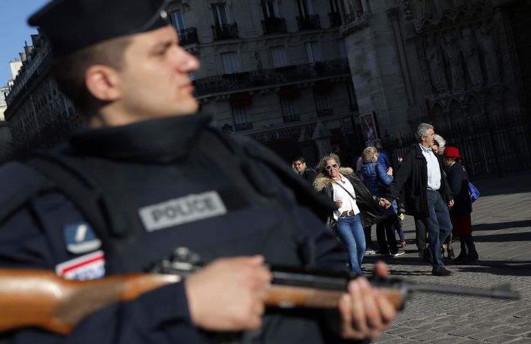Politsei turvab turismiobjekte Pariisis. Foto: AP