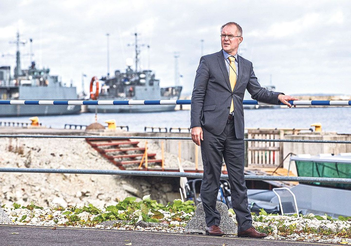 Министр обороны Ханнес Хансо в Минной гавани в Таллинне. Оснащение трех противоминных кораблей по самым современным технологиям он считает одним из своих приоритетов.