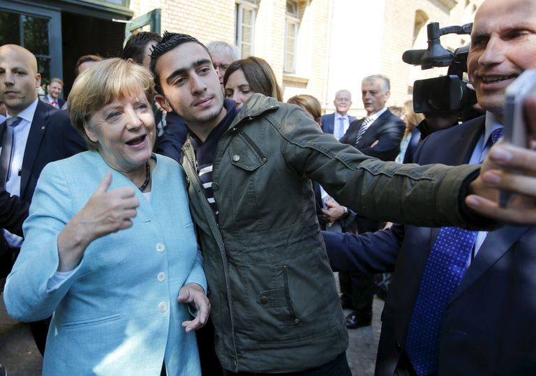 Migrandid septembris Berliinis pagulaskeskuses Merkeliga pilti tegemas.