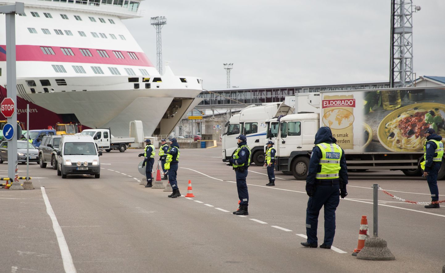 Põhja prefektuuri politseinikud kontrollisid Tallinna sadamas Soome ja Rootsi laevadelt saabunud sõidukijuhtide kainust.