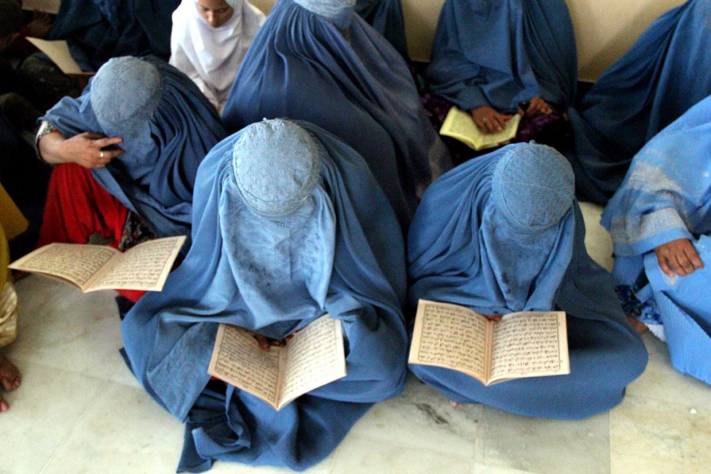 Afgaani naised koraani lugemas.