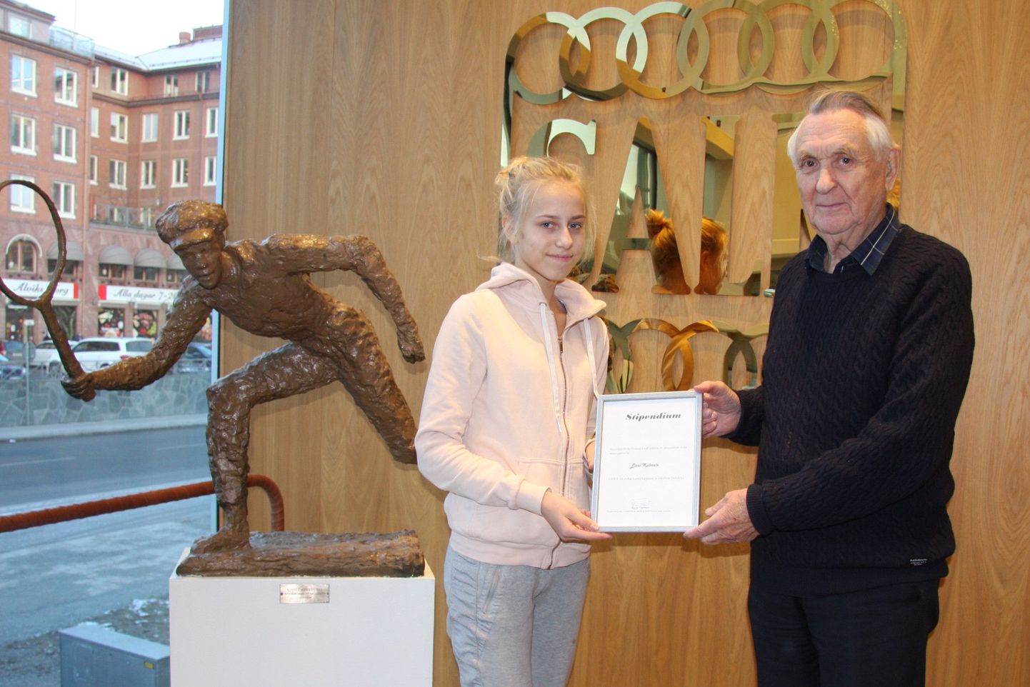 Lissi Kubre sai stipendiumi kätte Stockholmi Eesti tenniseklubi presidendilt Rein Tarmetilt.