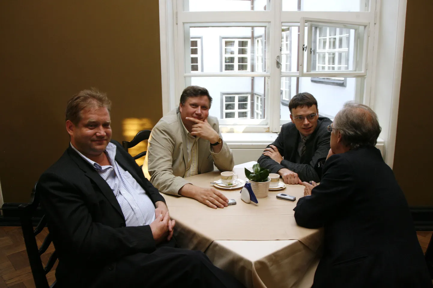 Ivari Padar (vasakul) koos Jaanus Marrandi, Sven Mikseri ja Eiki Nestoriga riigikogus