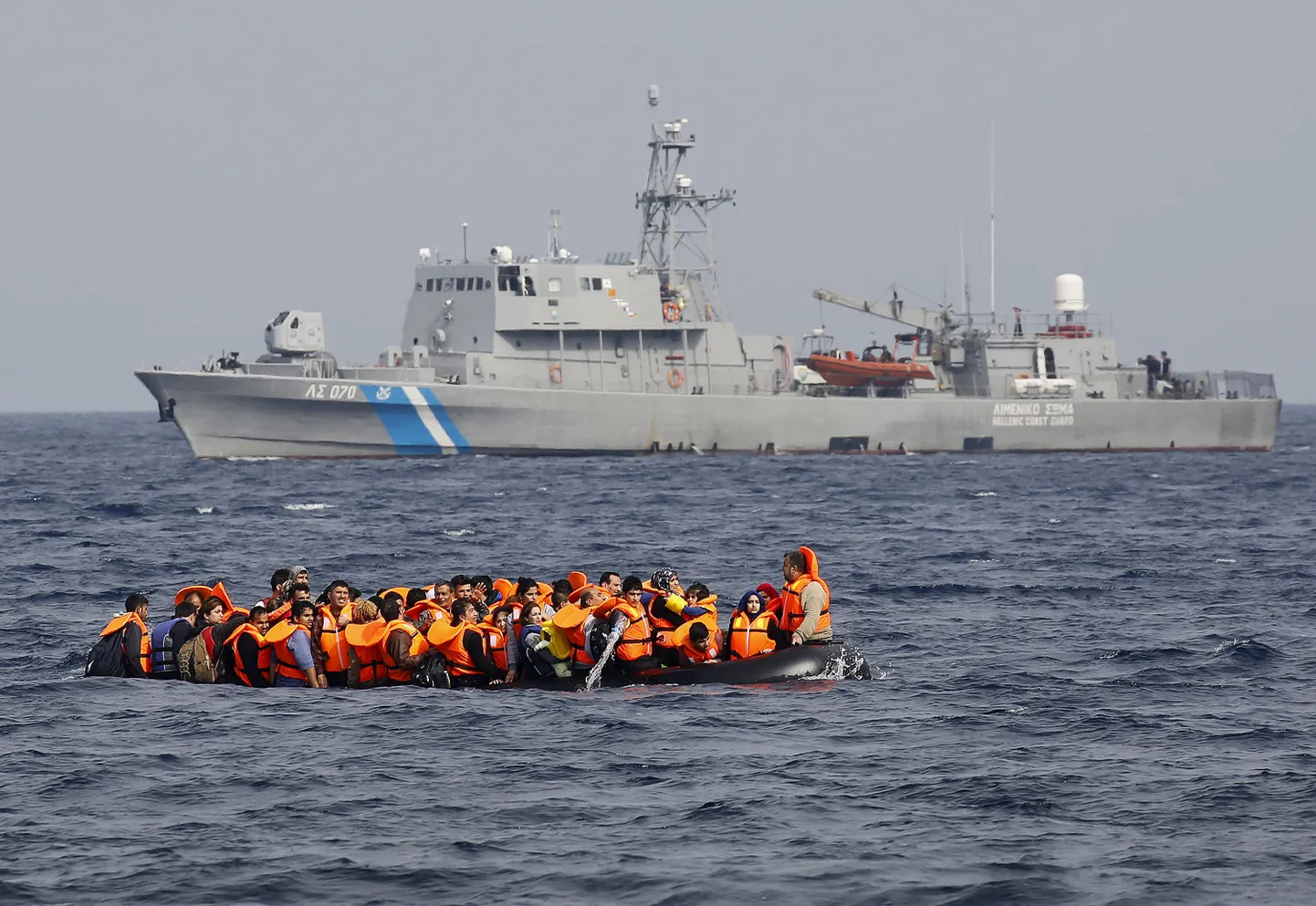 Kreeka rannavalvelaev ja süürlastest põgenikud.