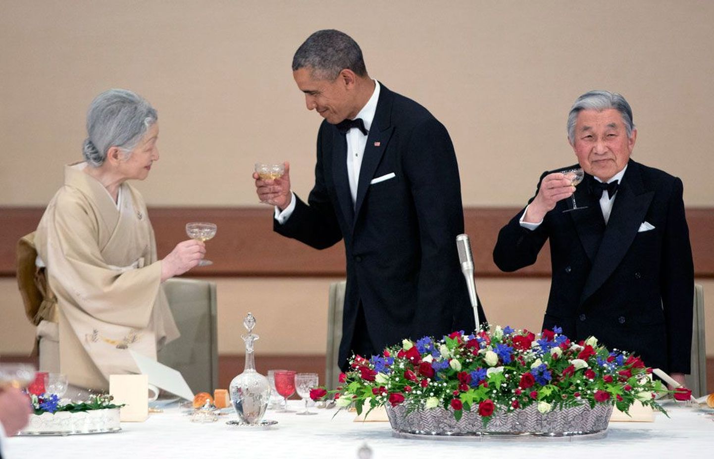 Jaapanit külastav Barack Obama kohtus Tokyos maailma ainsa keisri Akihito ja keisrinna Michikoga.