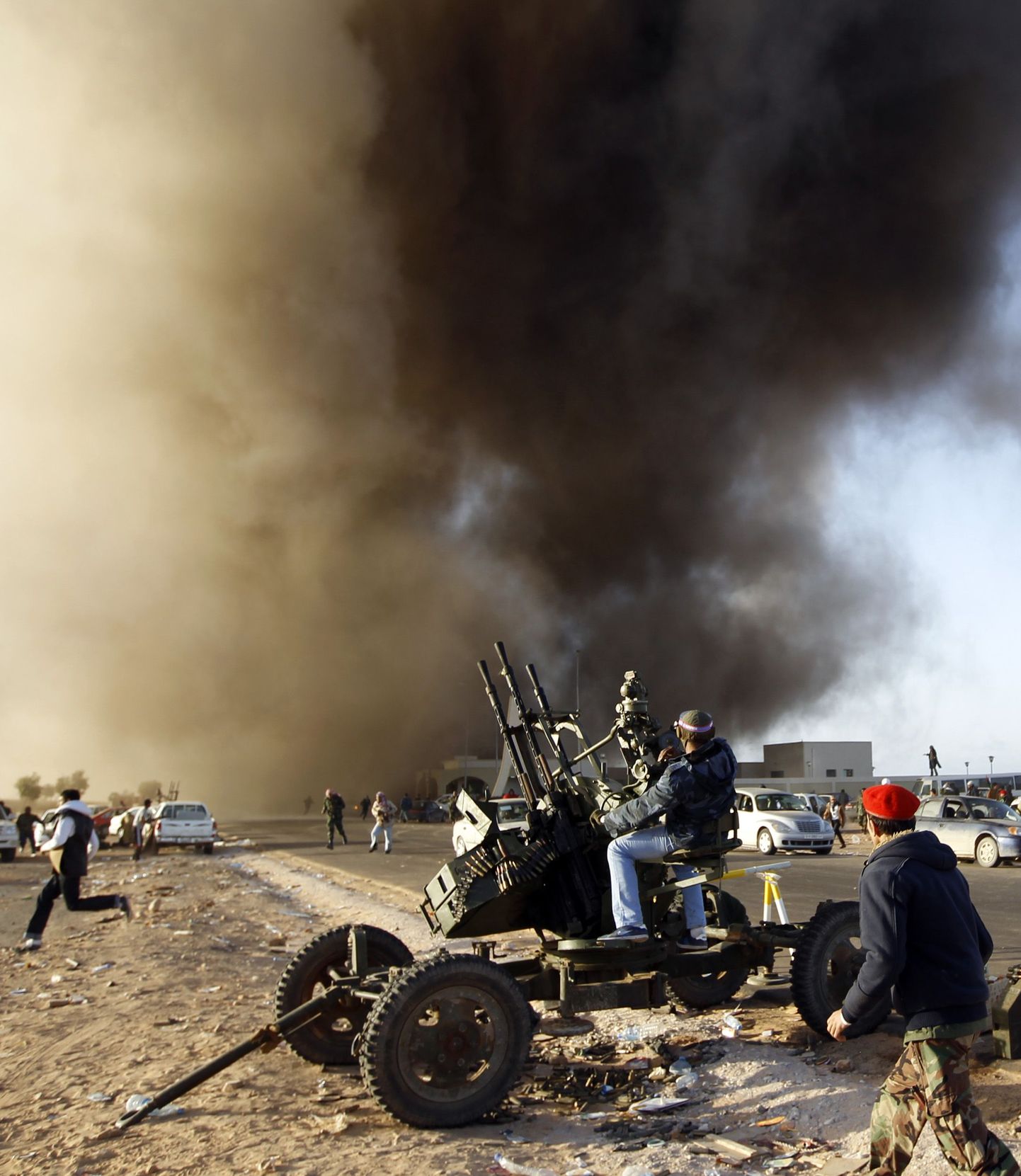 В Ливии идет война.