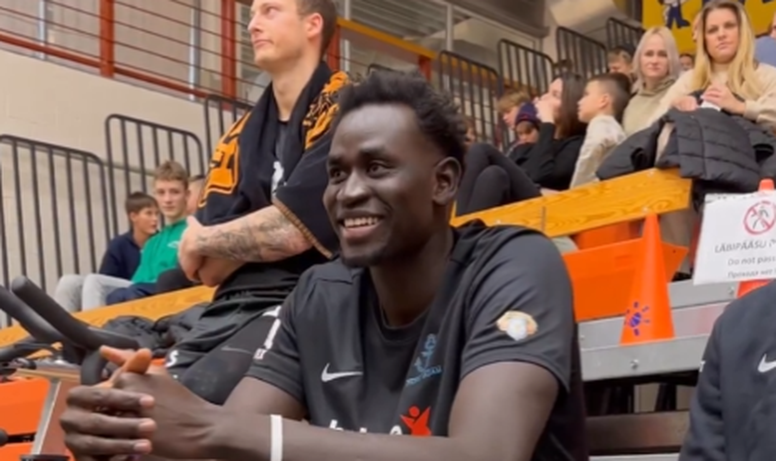 Dut Biar Andrea Mabor jälgis matši pingilt.
