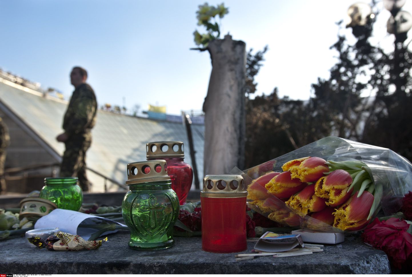 Kiievi Iseseisvuse väljakule viiakse endiselt lilli ja küünlaid hukkunute ja kadunute meenutamiseks.