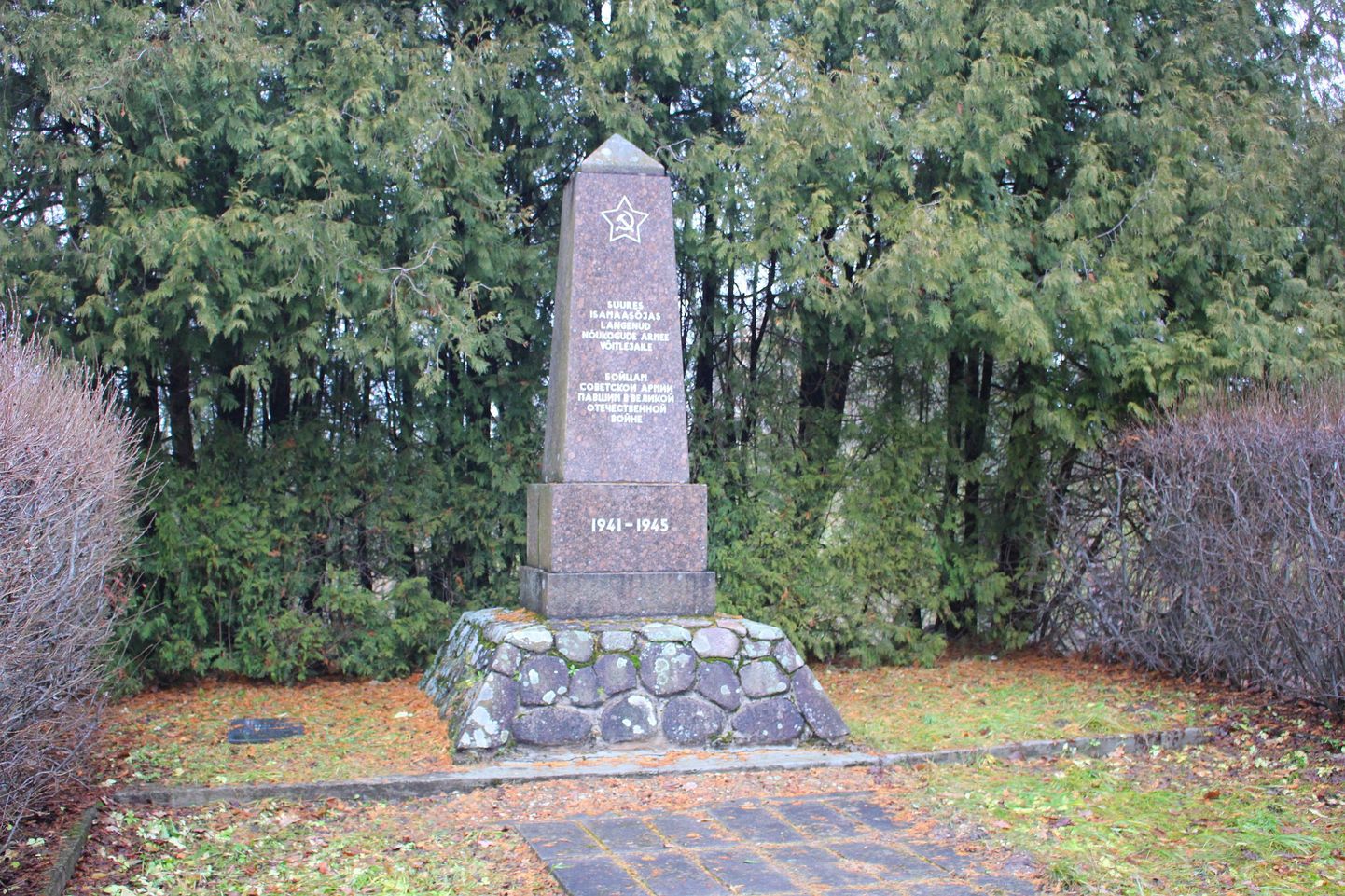 Ränki lahinguid Helme vallas 1944. aastal meenutab praegu vaid mälestussammas ordulinnuse varemete naabruses.