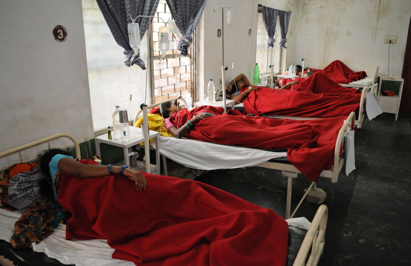 Steriliseerimisprotseduuri läbinud naised Indias Bilaspuri ringkonnahaiglas.