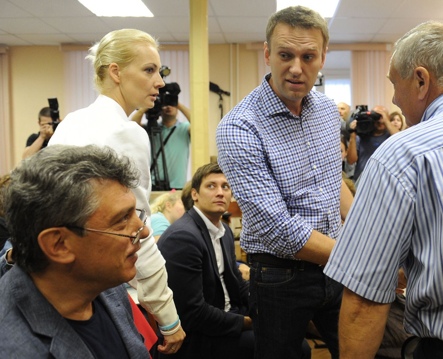 Aleksei Navalnõi (keskel), Boriss Nemtsov (vasakul) ja Navalnõi naine Julia täna kohtus.