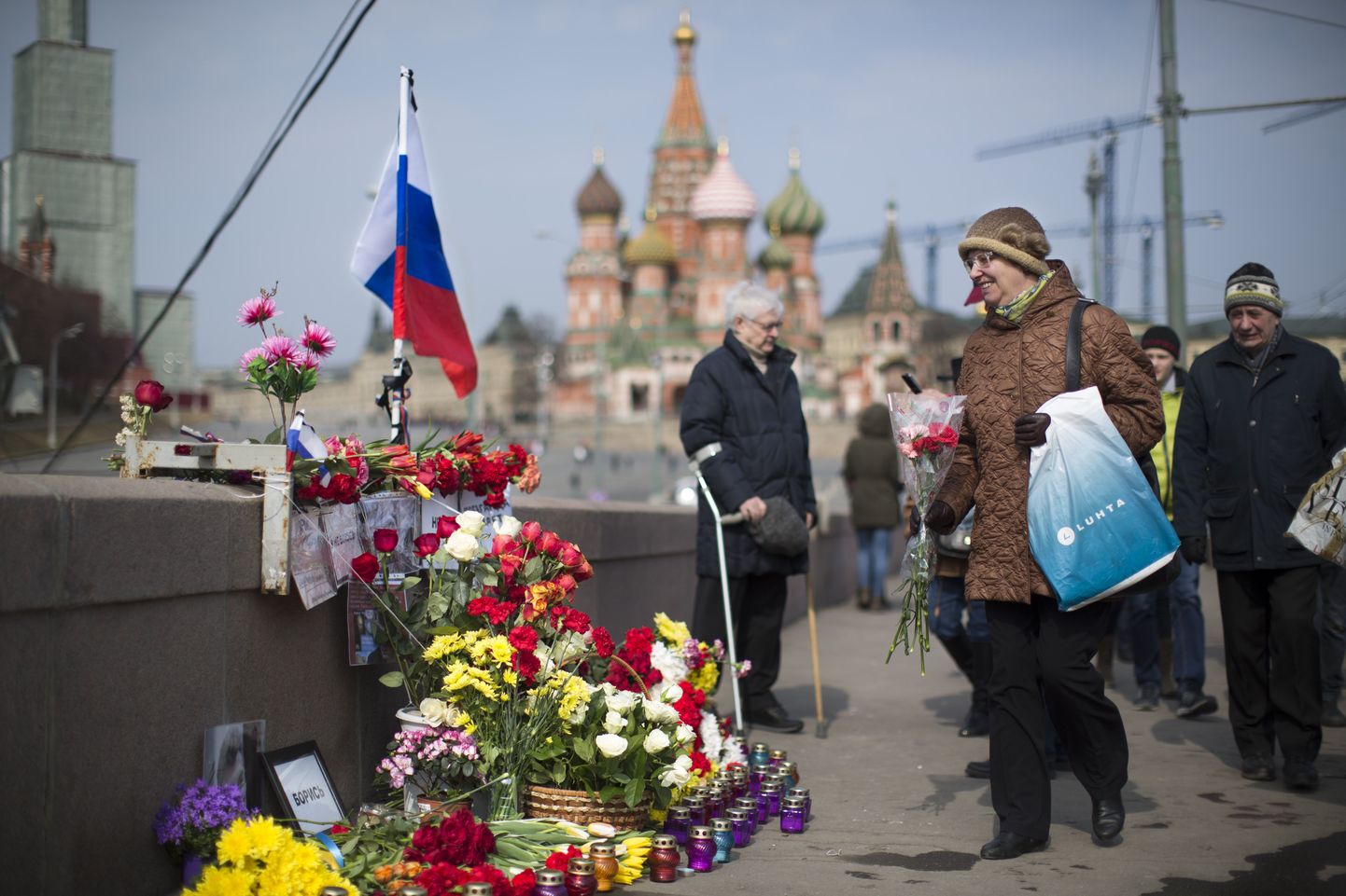Lilled Bolšoi Moskvoretski sillal, kus mõrvati Boriss Nemtsov.