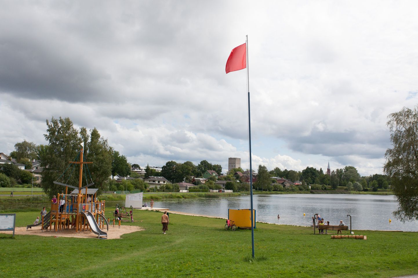 Paala järve rannas lehvib punane lipp, mis hoiatab ohu eest.