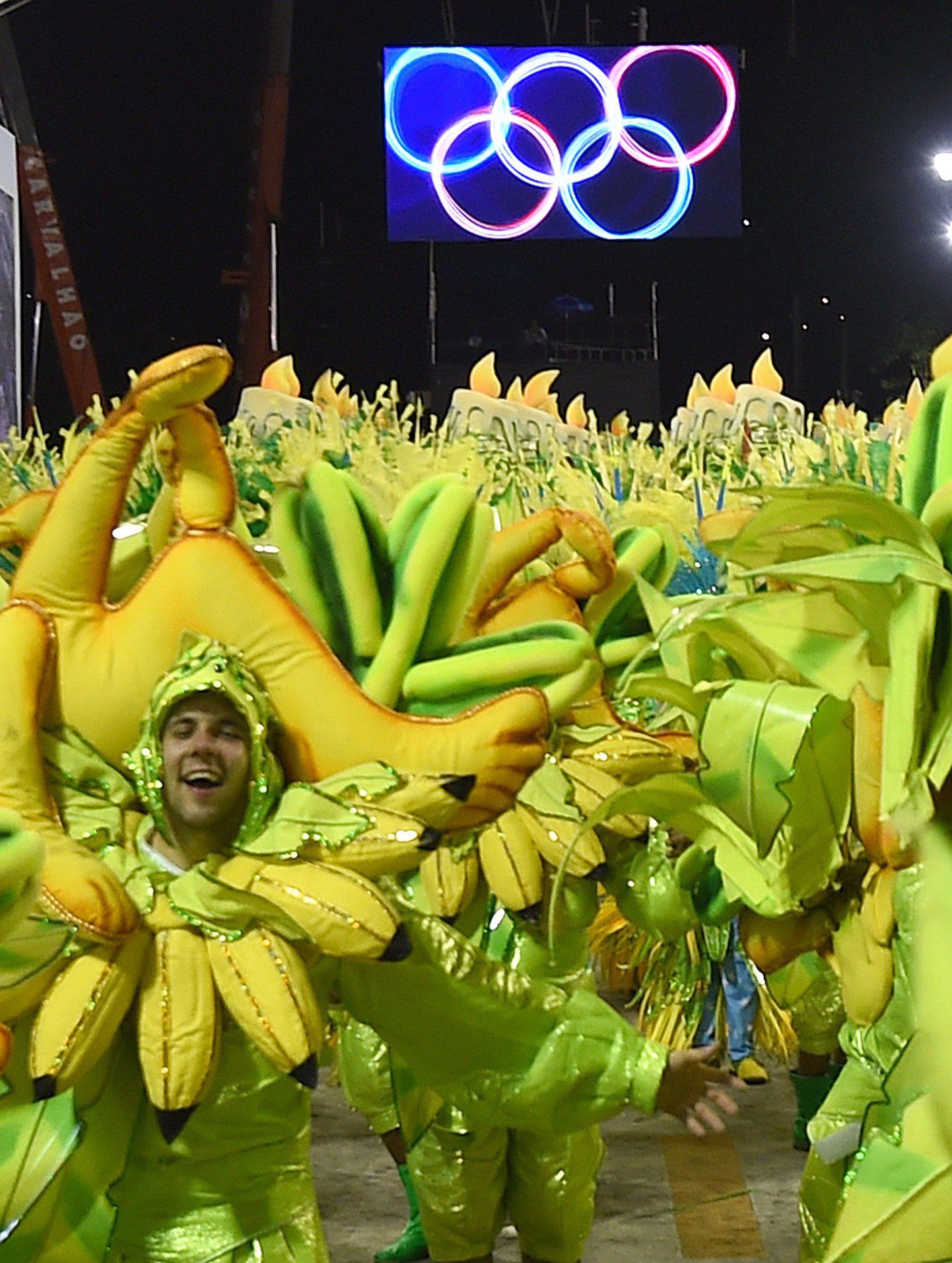 Олимпийские кольца над карнавалом в Рио.