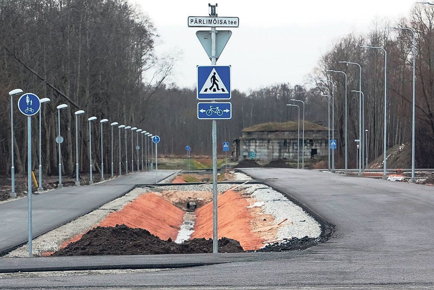 Loode-Pärnu tööstusala esimese etapi ehk tänavavõrgu rajamisel said Pärlimõisa tee, Rehepapi ja Kõrtsi tänavad esimestena Pärnus LED-valgustid.