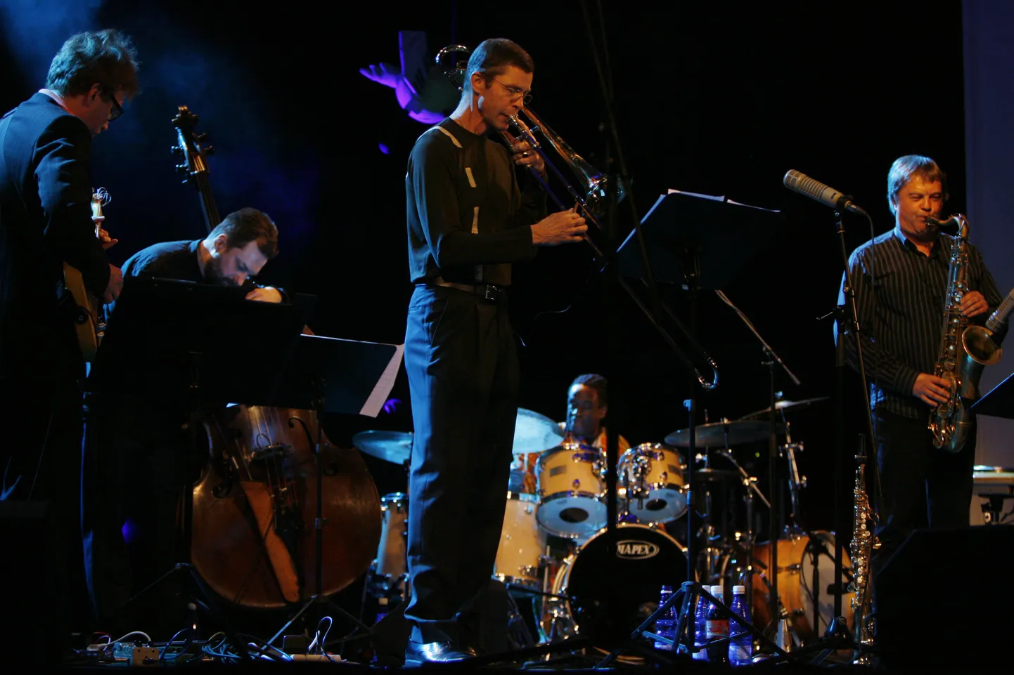 Jazzkaar Dream Band: Ray Anderson (tromboon), Will Calhoun (trummid), Raivo Tafenau (saksofon), Jaak Soojäär (kitarr) ja Taavo Remmel (kontrabass).