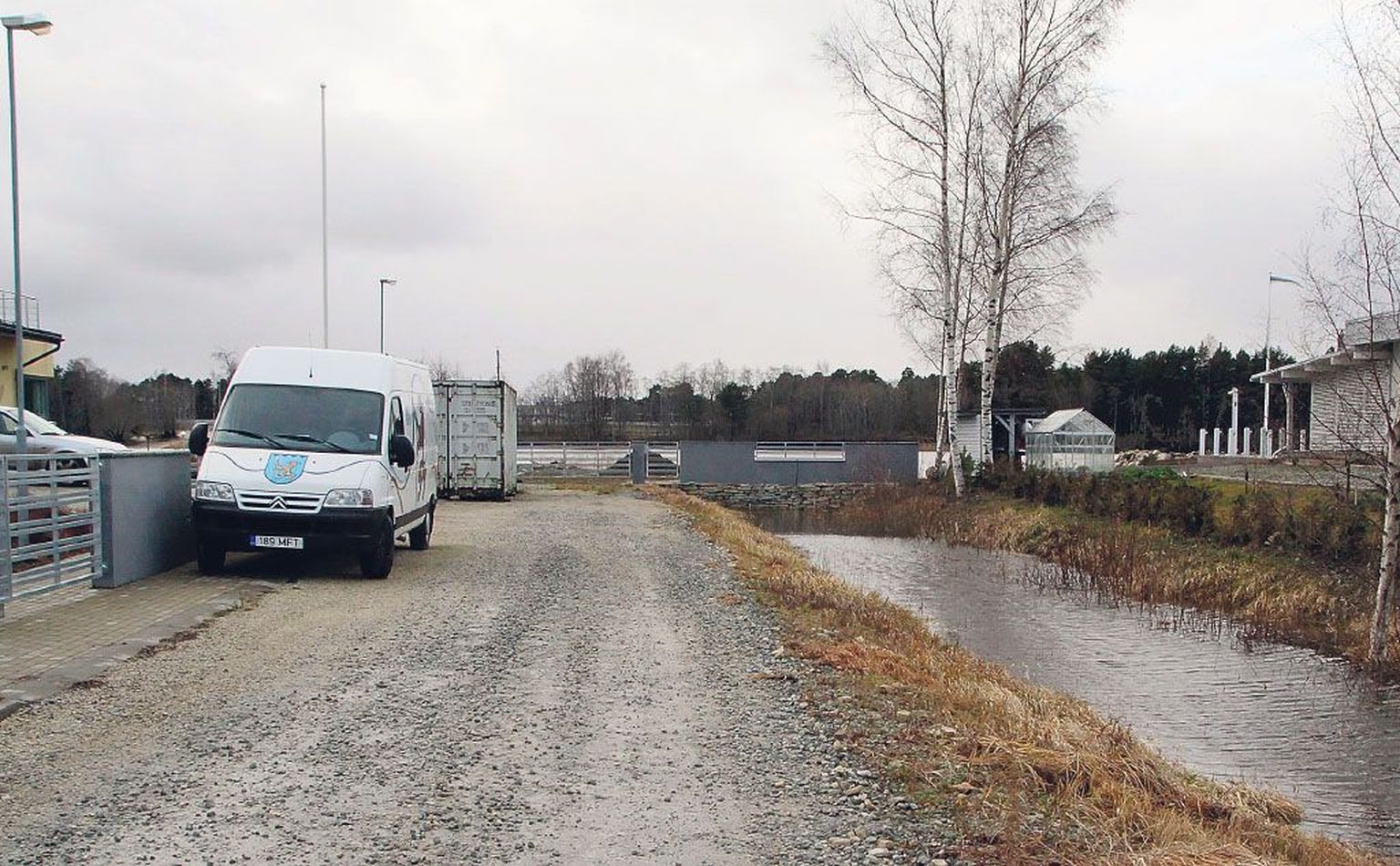 Pärast seda, kui Karukella tänavas elav Erissaar piiras autodega pääsu jõeni väravaga, hoiab tänava omanik Rapp seal protestiks oma asju.