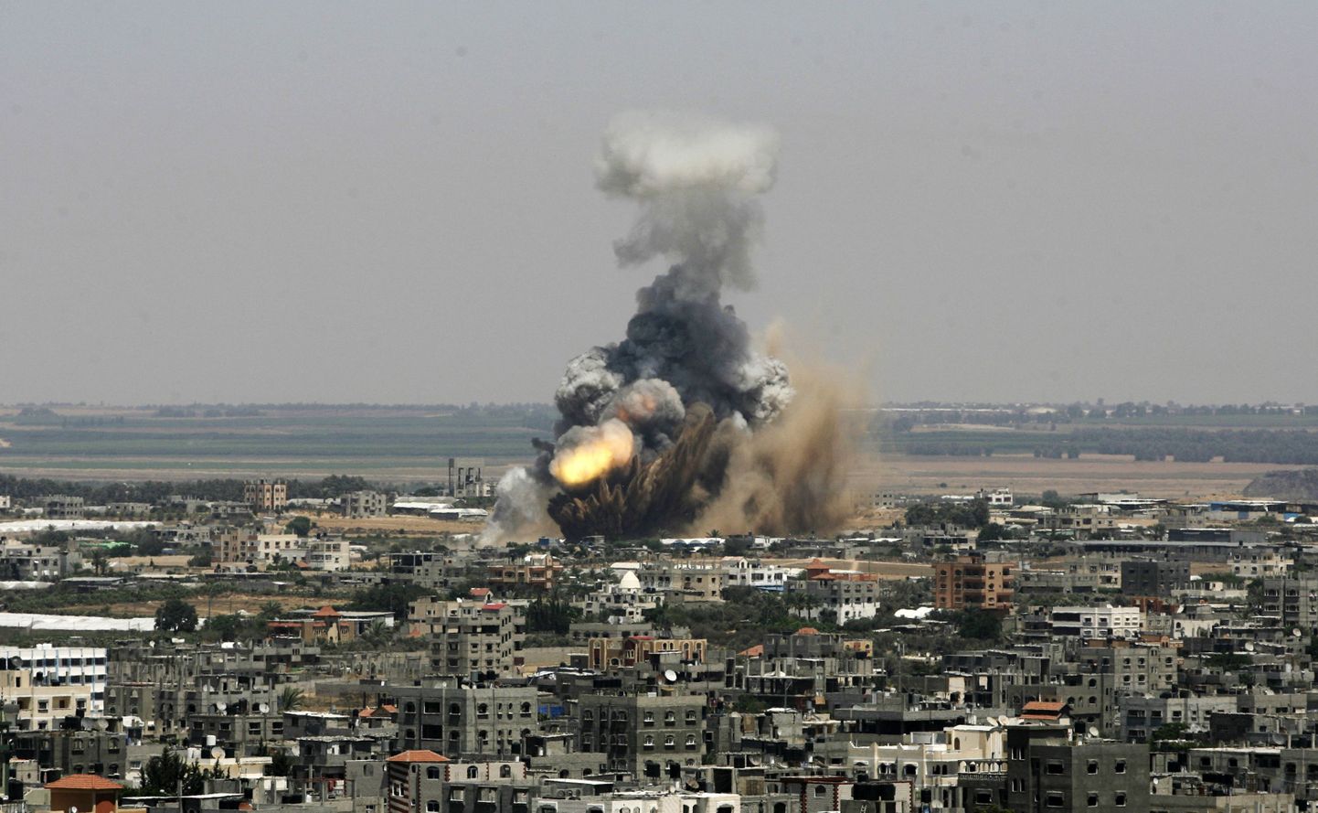 Suitsusammas Iisraeli õhurünnaku sihtmärgi kohal Rafah linnas.