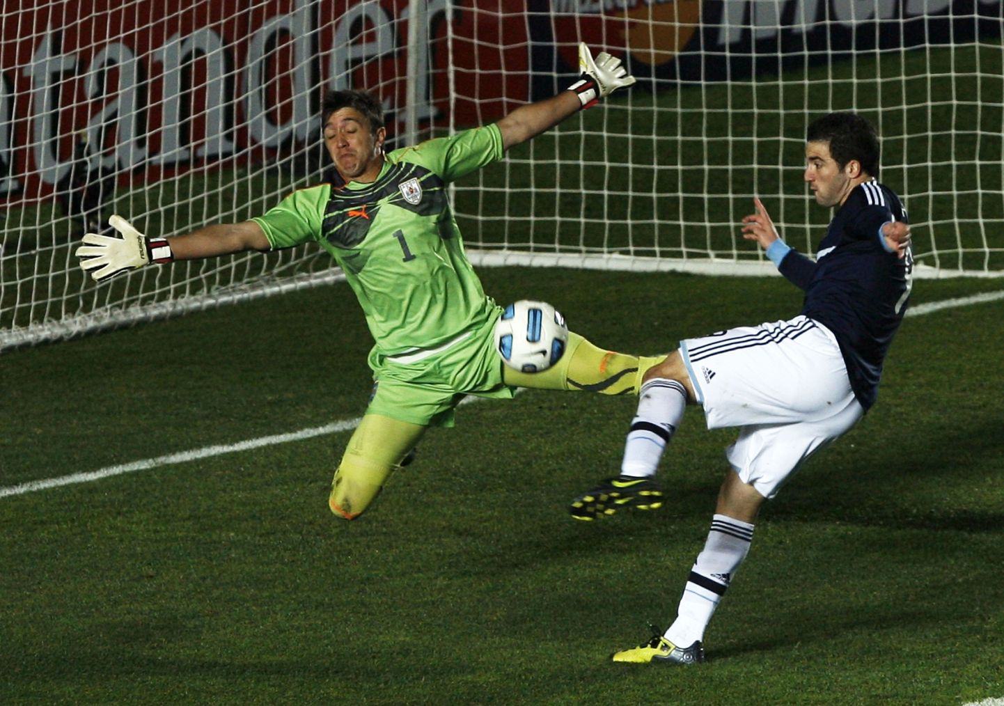 Fernando Muslera (rohelises)tegi Uruguay väravas suurepäraseid tõrjeid. Pildil tõrjub ta normaalaja viimasel minutil Gonzalo Higuaini lähilöögi