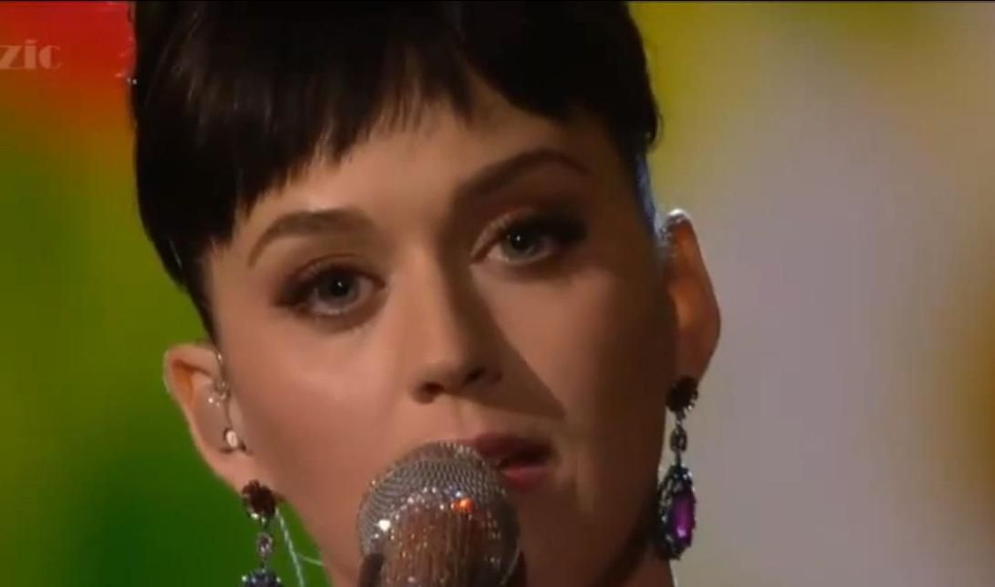 Katy Perry esitamas biitlite lugu «Yesterday»