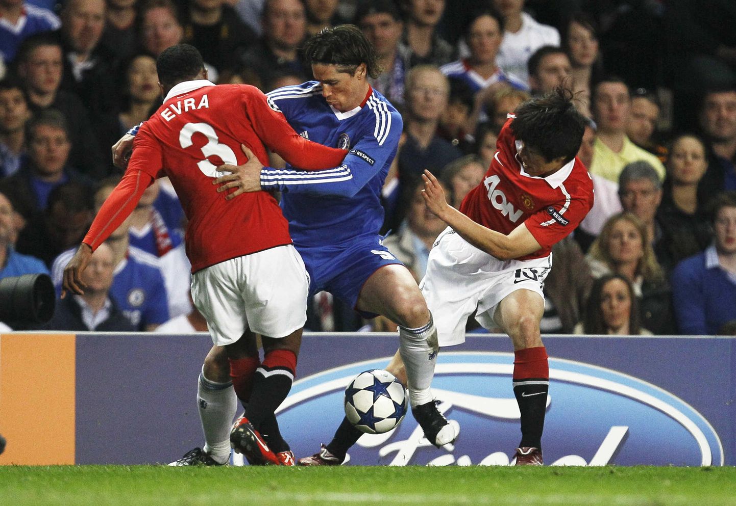 Fernando Torres (keskel) võitleb palli pärast Patrice Evra (vasakul) ja Park Ji-Sungiga.