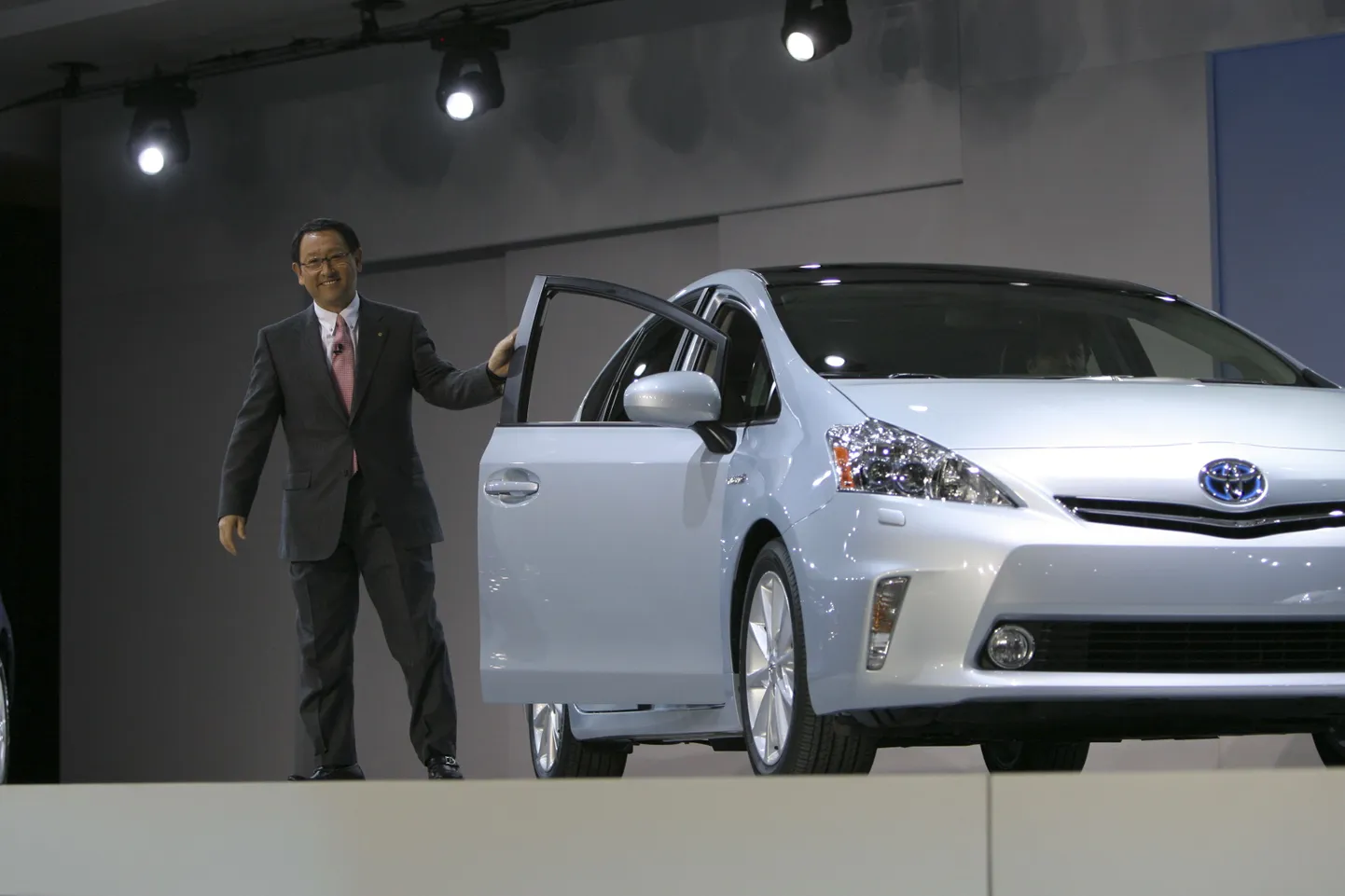 Toyota president Akio Toyoda Prius V hübriidiga.