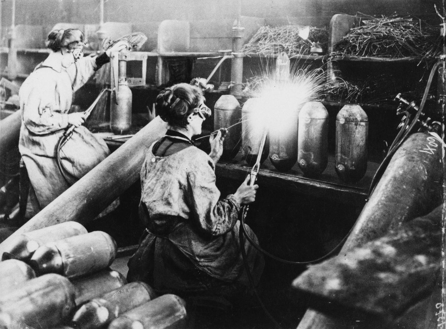 Briti naine sõja heaks tehases tööd tegemas.