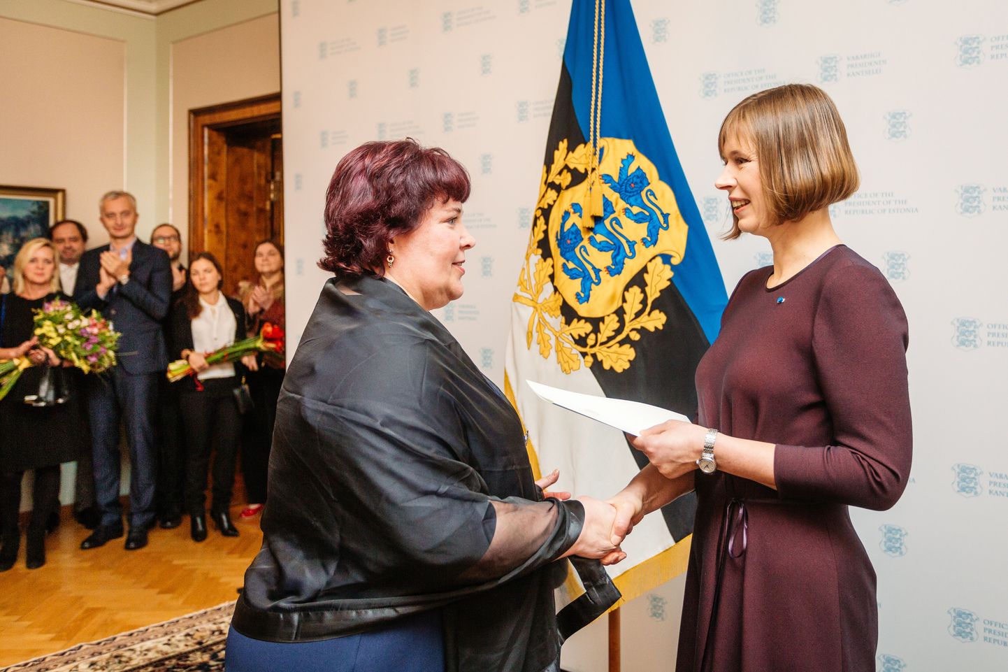 Kadi Kruusmaad (vasakul) õnnitles president Kersti Kaljulaid.
