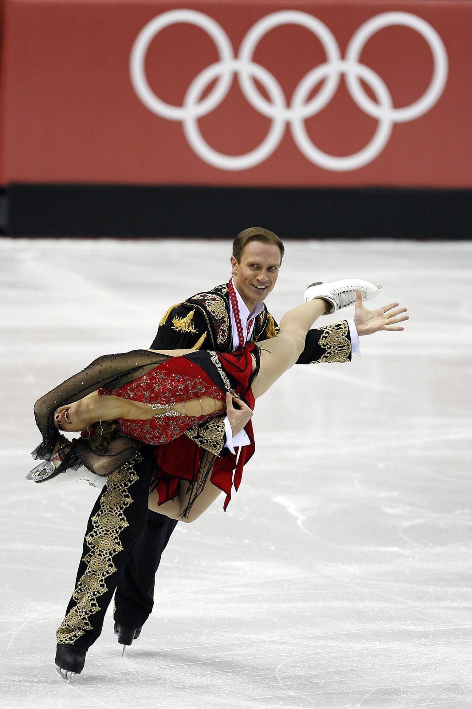 Roman Kostomarov koos jäätantsupartneri Tatjana Navkaga.